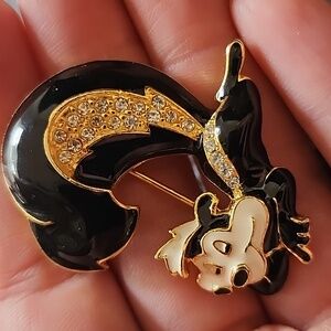 VTG Warner Brothers Black and Gold Cartoon Skunk Brooch